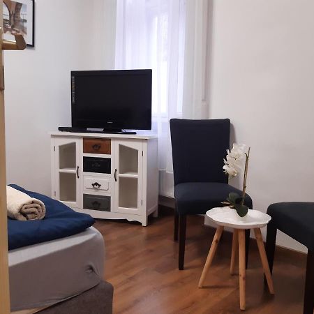 Varalja Apartman Тата Экстерьер фото