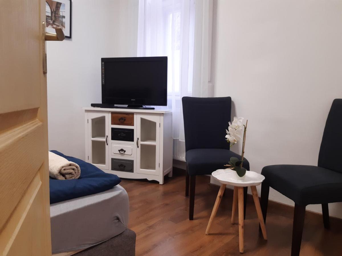 Varalja Apartman Тата Экстерьер фото
