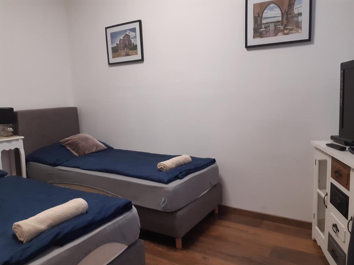 Varalja Apartman Тата Экстерьер фото