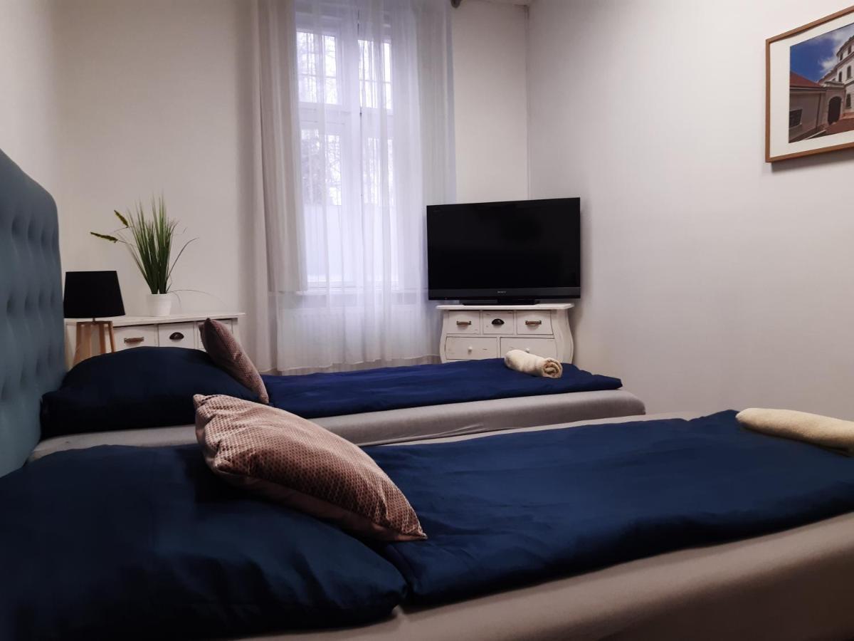 Varalja Apartman Тата Экстерьер фото