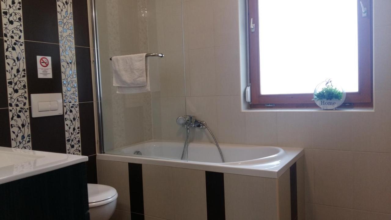 Varalja Apartman Тата Экстерьер фото