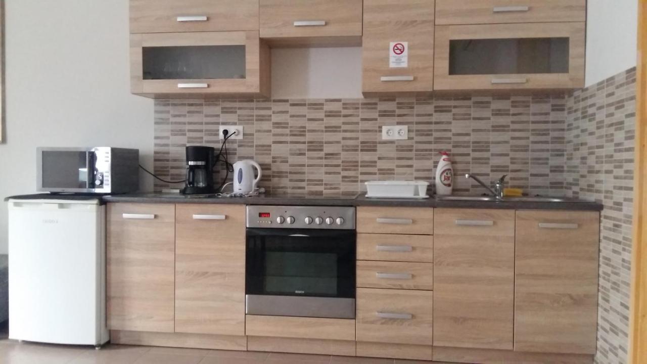 Varalja Apartman Тата Экстерьер фото